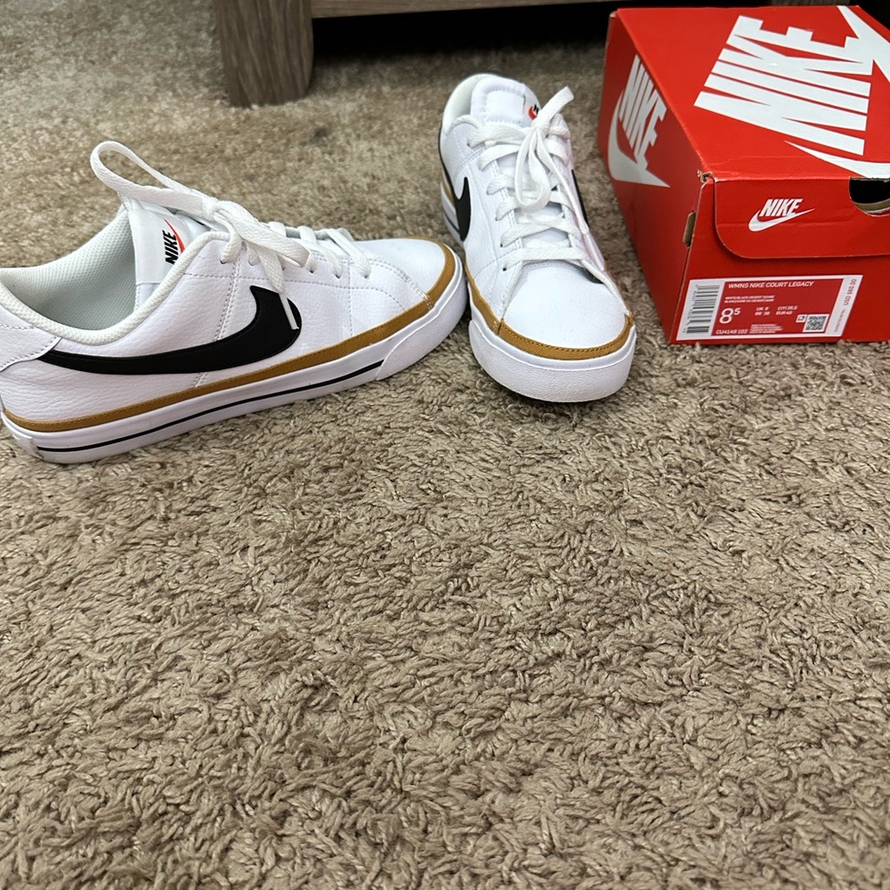Women’s Nike court legacy , like new